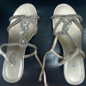 Stunning Andrew Geller strappy sandals.  Size 8